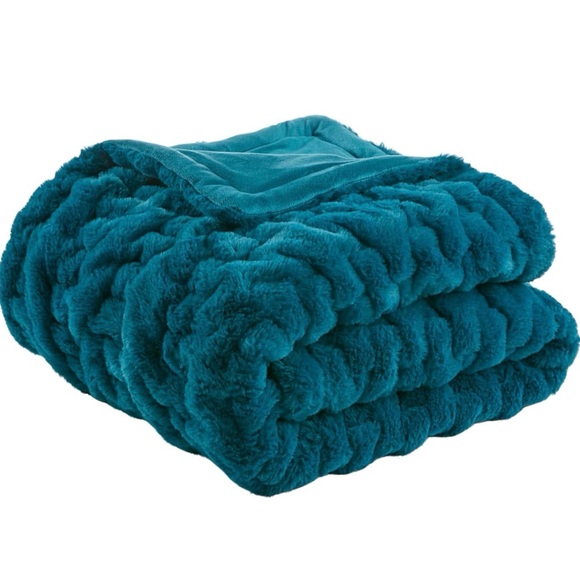 Madison Park Other - Madison Park Ruched Faux Fur Throw